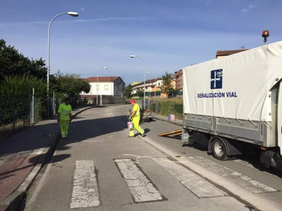 El camión con el logotipo de Oviedo y la rotulación del servicio  trasbajando en Noreña el 27 de septiembre. 