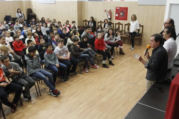 José Antonio Corral, Andrés González Bellido y el director del Jovellanos, Mario Suárez del Fueyo, ante los alumnos que participan en Tutoría entre Iguales. 