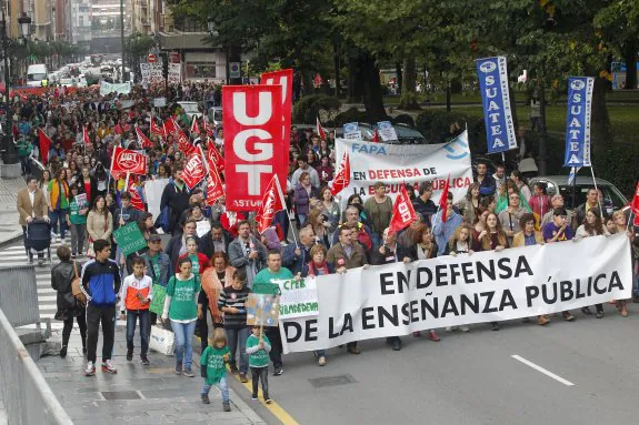 Cabecera de la manifestación que recorrió ayer por la tarde las calles de Oviedo y que reunió a estudiantes, profesores y padres en contra de las pruebas externas. 