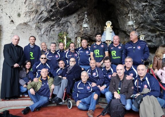 El equipo de veteranos de El Pilar-Amigos del Cibeles, en el Santuario de Covadonga. 