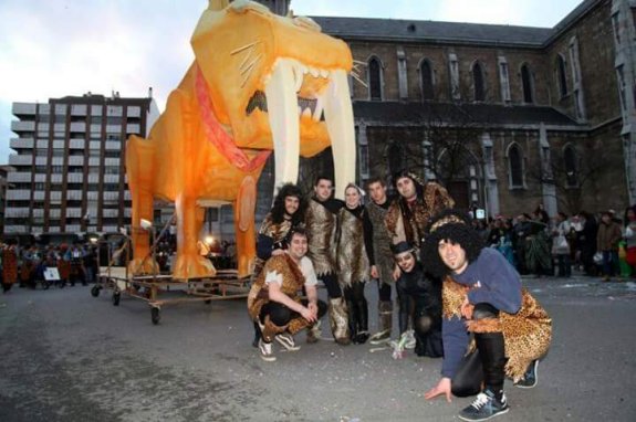 Los miembros de la peña 'Los Arronxaus' durante el desfile de hace dos años. 