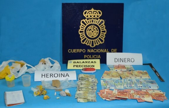 Heroína y dinero decomisado por el Cuerpo Nacional de Policía en la operación en La Arena. 