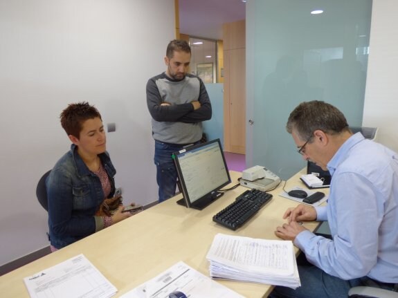Carmen Pérez y Carlos Menéndez fueron los encargados de entregar las firmas en el registro del hospital de Cangas del Narcea. 