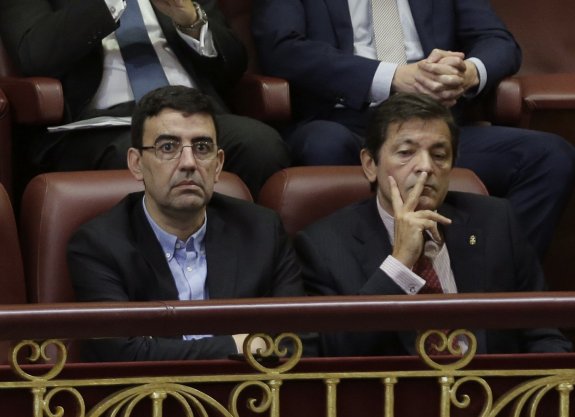 Mario Jiménez y Javier Fernández, ayer, en el pleno. 