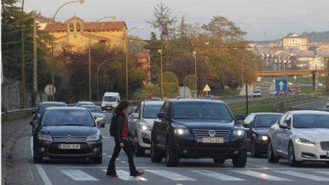 La entrada a Oviedo por la A-66 con la iglesia de San Julián de los Prados de fondo. Mario Rojas