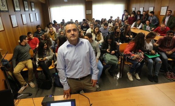 Alejandro Castro, frente a la audiencia de su charla en la Escuela Politécnica. 
