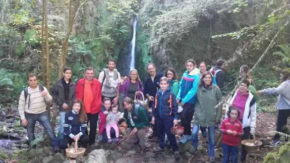 Algunos de los participantes en la salida de ayer en Villamayor. 