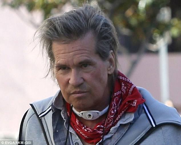 Val Kilmer, en una imagen reciente en la que se aprecian las huellas de una traqueotomía. 