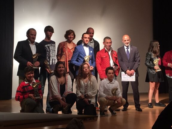 De izquierda a derecha, arriba, Juan Luis Hernán, Yaroslav Oleg, la entrenadora grupista Almudena Ávila, Borja Prieto, Álvaro Gallinal y el presidente del Grupo Covadonga, Antonio Corripio. Agachados, Daniel Estébanez, Inés Nistal, Laura Larrinaga y Carlos Fernández  