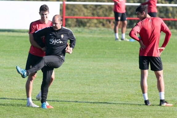 El técnico del Sporting B, José Alberto, bromea con el delantero Claudio, con Pablo Fernández a la derecha. 