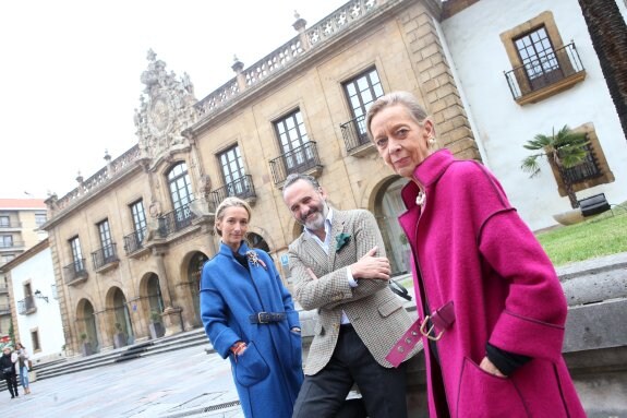 María Ignacia Iturmendi, Marcos Luengo y Pilar Quirós, a las puertas del Reconquista. Ellas llevan, en dos colores, el ya famoso abrigo de Los Oscos, adornado con algunas de sus piezas.  