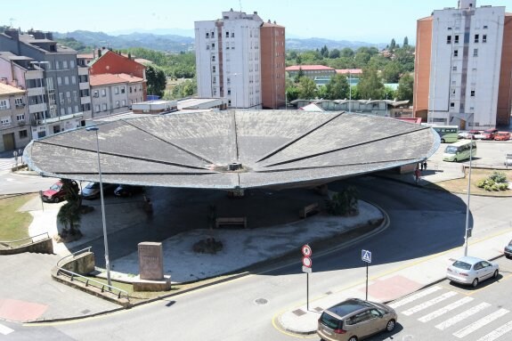 El paraguas diseñado por Ildefonso Sánchez del Río es el elemento principal de la actual estación de autobuses de Pola de Siero. 