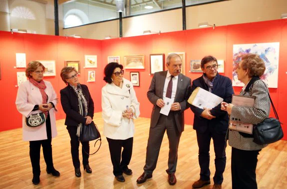 El alcalde y el edil de Cultura departen con María Elvira González Castañedo, delegada de Manos Unidas, ante Ana Vázquez-Prada, Julieta Cabo y Josefina Fueyo, organizadoras de la exposición