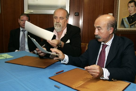 García Rúa y Ángel Cuesta. Firmaron el 30 de julio de 2007 el acuerdo de fusión de las sociedades que representaban.