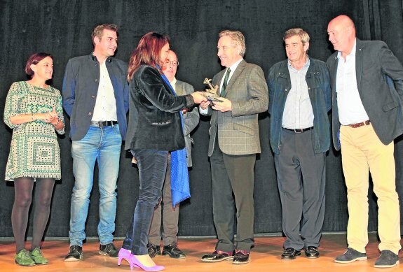 Charo Fernández entrega el premio a Iñaki Gabilondo. 