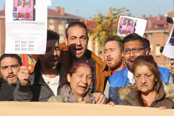 Familiares y amigos de Marcos Hernández se reunieron ayer por la mañana en Los Campos para pedir su vuelta a casa.