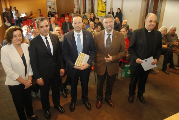 Otilia Requejo, Vicente Domínguez, Guillermo Martínez, Ignacio García Palacios  y Jorge Juan Fernández Sangrador, durante la presentación del documento ayer en el RIDEA. 