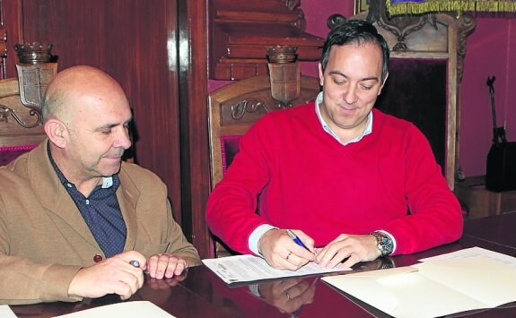 Salvador Bermúdez y Alejandro Vega, en la firma del convenio. 