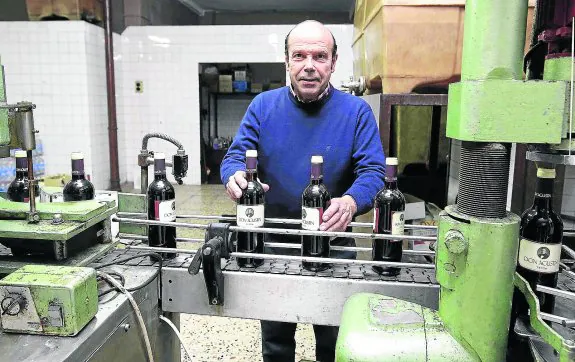 Agustín González Bulnes, el último propietario de Vinos Agustín, empresa centenaria de Ribadesella que acaba de echar el cierre. 