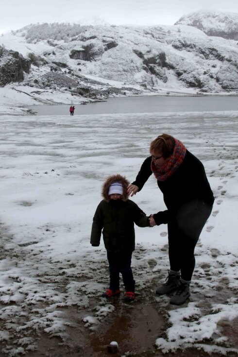 Lagos de Covadonga. Una madre abriga a su hijo de las bajas temperaturas. 