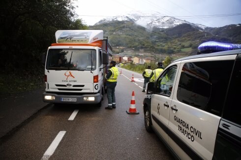 Campomanes. Efectivos de la Guardia Civil informaron a los camioneros de que no podían atravesar el puerto de Pajares. 