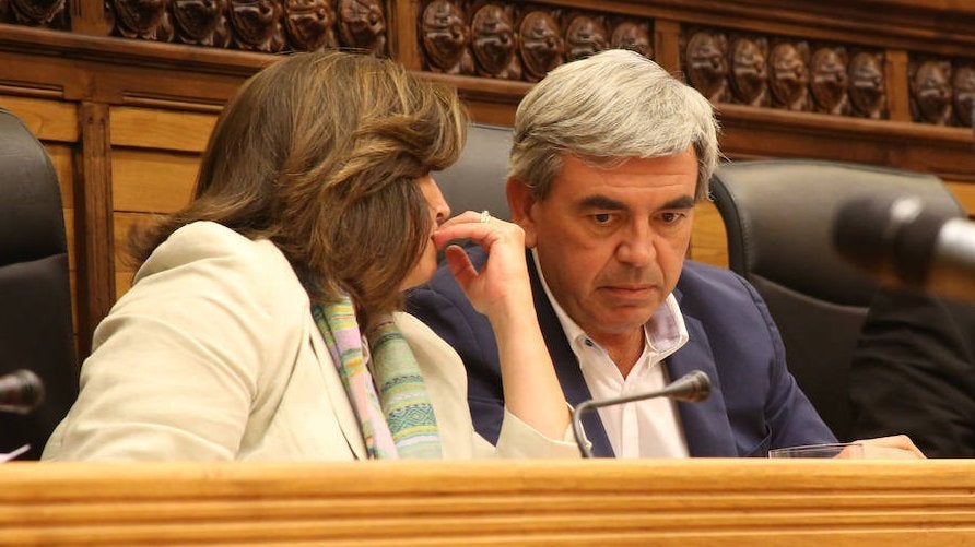 Mariano Marín escucha a su compañera Sofía Cosmen en un Pleno municipal.