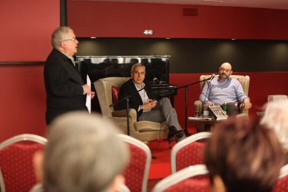 Armando Arias, coordinador del Aula de Cultura, el escritor Manuel Hurtado y el periodista Fernando del Busto, ayer en el 40 Nudos. 