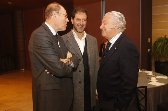 Lalo Azcona, a la derecha, departe con Rufino Orejas, presidente de Industrial Química del Nalón, y con el presidente de Fade, Pedro Luis Fernández, antes de la charla. 