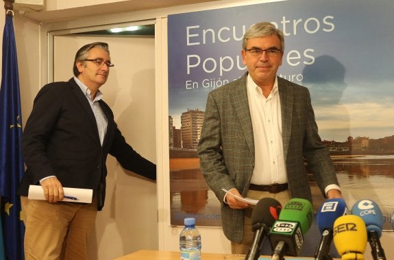 Pablo González y Mariano Marín, en la sede del PP local, al inicio de su comparecencia. 