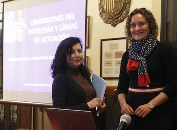 María Vallina, a la derecha, con Concha F. Maldonado, profesora y miembro del Grupo Eleuterio Quintanilla. 