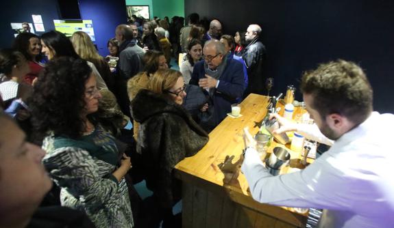 Visitantes observan la elaboración del cóctel especial, con agua de mar y huevas de oricios. 