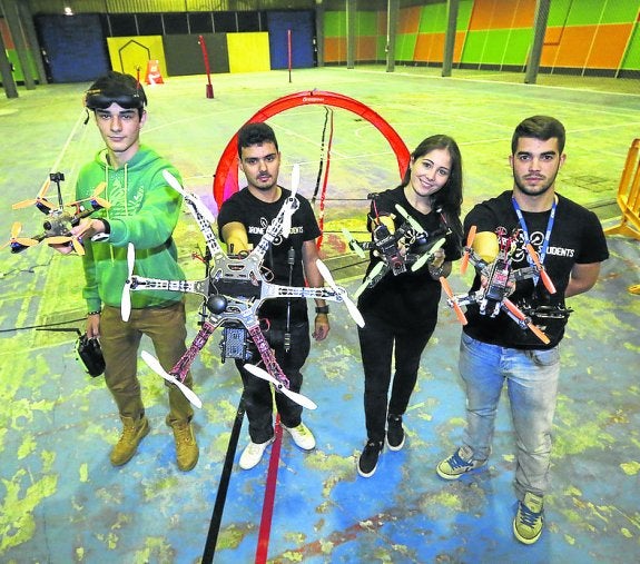 Drones. Algunos de los integrantes de la asociación Drone4students sostienen los drones que volarán durante el fin de semana.   