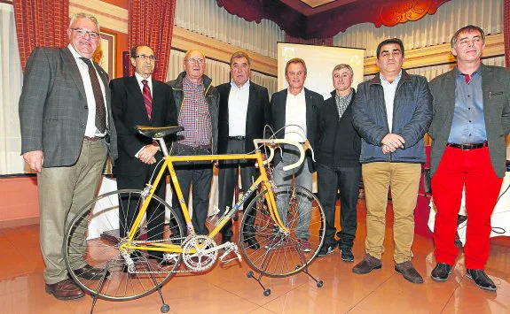 Jesús Suárez Cueva, Luis Balagué, Jesús Ruisánchez, Eddy Merckx, José Antonio Álvarez, José Ramón Cuevas, Monchi Álvarez y Antonio Sampedro, 'El Cabritu'. 