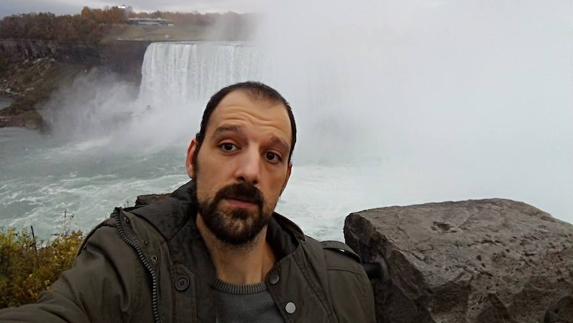Juan Antonio Palacios en las cataratas del Niagara.