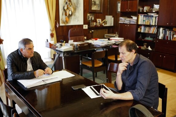 Vázquez y Sánchez, reunidos en Mieres para abordar la situación de sus concejos. 