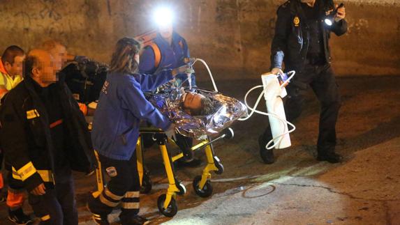 El hombre ha sido trasladado al Hospital de Cabueñes.