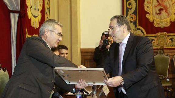 El rector entrega la distinción a Sabino García.