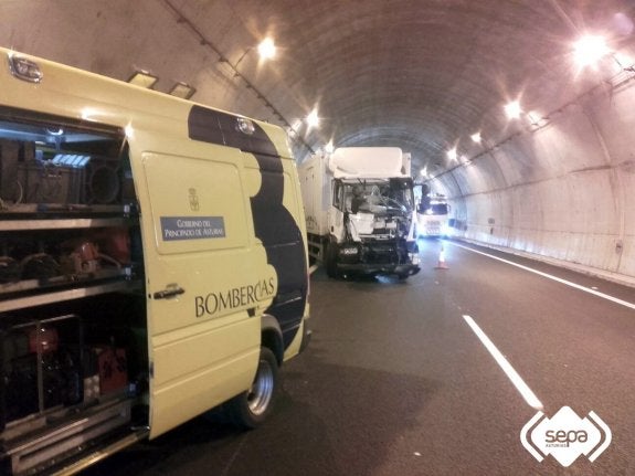 El accidente se produjo en el interior del conocido como túnel del Faro, en Valdés. 