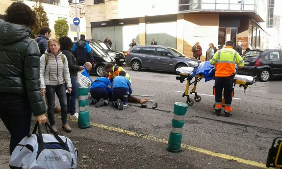 Los sanitarios atienden a la mujer en la calle de Ramón Areces, esquina con Severo Ochoa, a escasos metros del centro comercial. 