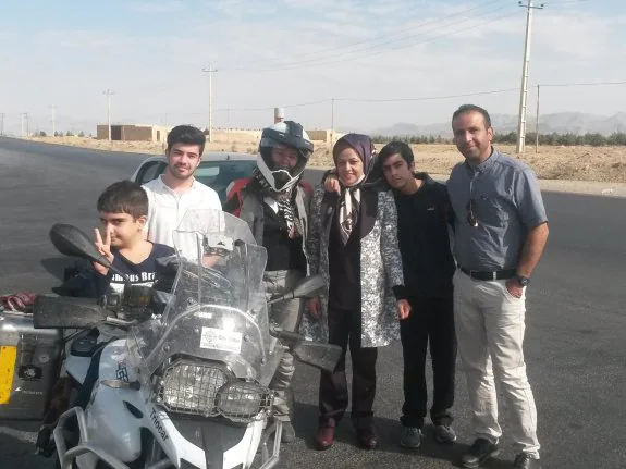 Irán. Con varios iraníes que quisieron posar con la moto 'Lusi'. 