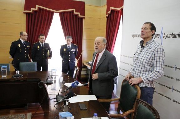 Sánchez y De Lorenzo, en primer término, junto a responsables de la Policía Nacional. 