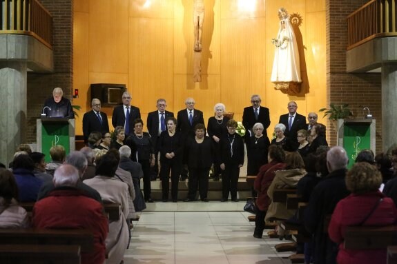 Uno de los coros que abrió el Encuentro Coral de Santa Cecilia. 