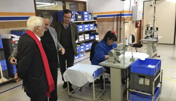 El padre Ángel, durante su visita a las instalaciones del Centro Especial de Empleo que Apta tiene en Gijón. 