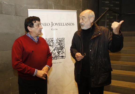 Fidel García y Juan Zaratiegui conversan antes de la charla ofrecida por el artista en el Ateneo Jovellanos. 
