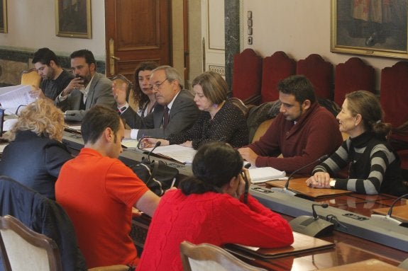 Todos los concejales de gobierno, salvo los de Urbanismo y Servicios, y los tres portavoces de los grupos de                             gobierno participaron en la presentación. 