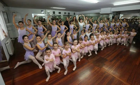 El grupo de baile de Teresa Tessier, ayer junto a su profesora y a Paula Bango en uno de los ensayos. 