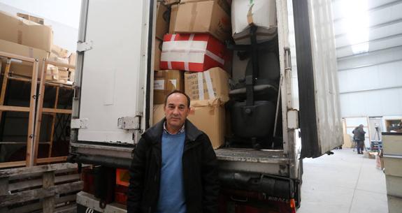 Alberto Suárez, presidente de la Asociación Asturiana de Solidaridad con el Pueblo Saharaui, con el camión que partió desde la nave de Porceyo en dirección a los campamentos de refugiados. 