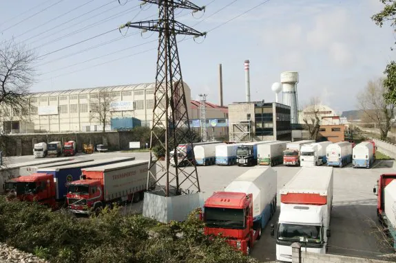 Zona de aparcamiento de camiones en la factoría de Saint Gobain en Avilés. 