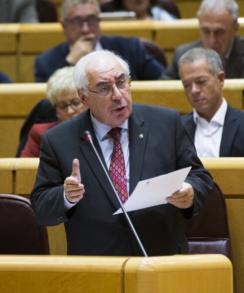 Vicente Álvarez Areces, ayer, en el Senado, durante su intercambio de pareceres con Mariano Rajoy. 