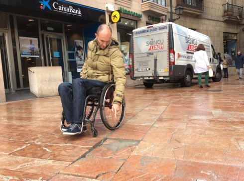 Llano señala una de las baldosas rotas en la calle Magdalena. 